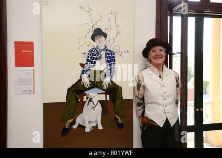 Sydney, Australien. 1. November 2018. Artist Lynn Savery war als der Sieger der Doug Moran National Portrait Prize, Australiens reichsten Kunstpreis im Wert von $ 150.000 angekündigt, bei einer Medienveranstaltung im Juniper Hall in Paddington. Das 1988 gegründete Doug Moran National Portrait Prize wird geglaubt, der weltweit wertvollsten portrait Preis zu sein. Er ersucht die Einträge der ursprünglichen Arbeiten von australischen Künstlern, Australier Erfassung aus allen Bereichen des Lebens, ob eine öffentliche Figur oder jemand aus Ihrem eigenen Kreis der Erfahrung. Im Bild: 2018 Doug Moran National Portrait preisgekrönte Künstler Lynn Savery pos Stockfoto