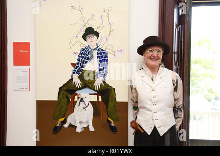 Sydney, Australien. 1. November 2018. Artist Lynn Savery war als der Sieger der Doug Moran National Portrait Prize, Australiens reichsten Kunstpreis im Wert von $ 150.000 angekündigt, bei einer Medienveranstaltung im Juniper Hall in Paddington. Das 1988 gegründete Doug Moran National Portrait Prize wird geglaubt, der weltweit wertvollsten portrait Preis zu sein. Er ersucht die Einträge der ursprünglichen Arbeiten von australischen Künstlern, Australier Erfassung aus allen Bereichen des Lebens, ob eine öffentliche Figur oder jemand aus Ihrem eigenen Kreis der Erfahrung. Im Bild: 2018 Doug Moran National Portrait preisgekrönte Künstler Lynn Savery pos Stockfoto