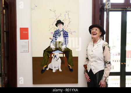 Sydney, Australien. 1. November 2018. Artist Lynn Savery war als der Sieger der Doug Moran National Portrait Prize, Australiens reichsten Kunstpreis im Wert von $ 150.000 angekündigt, bei einer Medienveranstaltung im Juniper Hall in Paddington. Das 1988 gegründete Doug Moran National Portrait Prize wird geglaubt, der weltweit wertvollsten portrait Preis zu sein. Er ersucht die Einträge der ursprünglichen Arbeiten von australischen Künstlern, Australier Erfassung aus allen Bereichen des Lebens, ob eine öffentliche Figur oder jemand aus Ihrem eigenen Kreis der Erfahrung. Im Bild: 2018 Doug Moran National Portrait preisgekrönte Künstler Lynn Savery pos Stockfoto