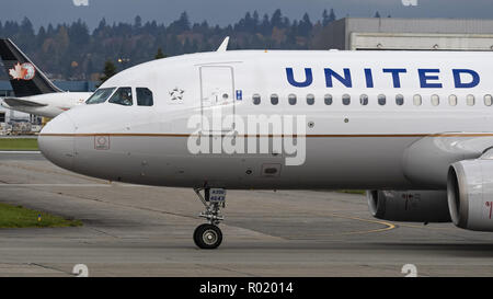 Richmond, British Columbia, Kanada. 30 Okt, 2018. Ein United Airlines Airbus A320 (N 443 UA) Jet Airliner Rollen entlang der tarmc in Vancouver International Airport. Credit: bayne Stanley/ZUMA Draht/Alamy leben Nachrichten Stockfoto