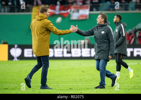 Leipzig, Deutschland. 31 Okt, 2018. Die HOFFENHEIMER Trainer Julian Nagelsmann (L), der bestätigt wird neuer Cheftrainer der RB Leipzig in der nächsten Saison sein, schüttelt Hände mit der Leipziger Trainer Ralf Rangnick (C) nach der 2. Runde der Deutschen Cup zwischen RB Leipzig und TSG 1899 Hoffenheim, in Leipzig, Deutschland, am Okt. 31, 2018. Leipzig gewann 2-0. Credit: Kevin Voigt/Xinhua/Alamy leben Nachrichten Stockfoto