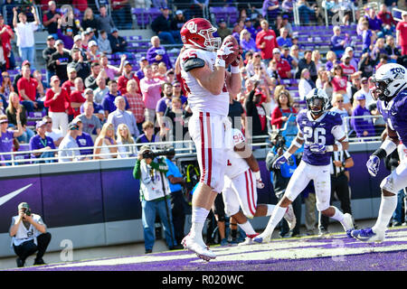 Oklahoma Sooners Verteidiger Carson Meier (45) fängt einen Pass für einen Touchdown, während die Oklahoma Sooners an TCU Horned Frogs in einem NCAA Football Spiel auf dem Amon G. Carter Stadium, Fort Worth Texas. 10/20/18. Manny Flores/Cal Sport Media. Stockfoto