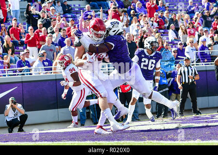 Oklahoma Sooners Verteidiger Carson Meier (45) fängt einen Pass für einen Touchdown als TCU Horned Frogs linebacker Jawuan Johnson (1) verteidigt während der Oklahoma Sooners an TCU Horned Frogs in einem NCAA Football Spiel auf dem Amon G. Carter Stadium, Fort Worth Texas. 10/20/18. Manny Flores/Cal Sport Media. Stockfoto