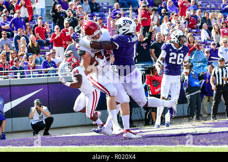 Oklahoma Sooners Verteidiger Carson Meier (45) fängt einen Pass für einen Touchdown als TCU Horned Frogs linebacker Jawuan Johnson (1) verteidigt während der Oklahoma Sooners an TCU Horned Frogs in einem NCAA Football Spiel auf dem Amon G. Carter Stadium, Fort Worth Texas. 10/20/18. Manny Flores/Cal Sport Media. Stockfoto