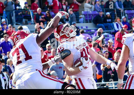 Oklahoma Sooners Verteidiger Carson Meier (45) fängt einen Pass für einen Touchdown, als er feiert mit Oklahoma Sooners Offensive Lineman Bobby Evans (71) Bei der Oklahoma Sooners an TCU Horned Frogs in einem NCAA Football Spiel auf dem Amon G. Carter Stadium, Fort Worth Texas. 10/20/18. Manny Flores/Cal Sport Media. Stockfoto