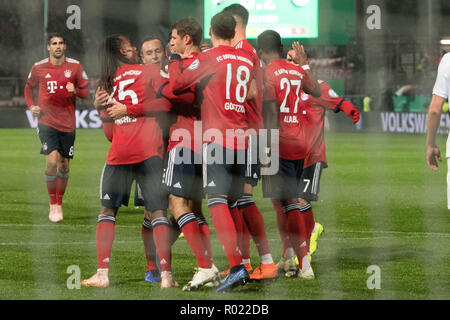 Osnabrück, Deutschland. 31 Okt, 2018. Jubel Traube die Muenchen Spieler nach dem Strafe Ziel von Thomas Mueller (mi., Mönch ller, M) bis 1:0 für den FC Bayern München, Ziel, Jubel, Jubeln, Jubeln, Freude, Jubel, Feiern, goaljubel, vollständige Abbildung, Fußball, DFB-Pokal, 2. Runde, SV Roedinghausen (SVR) - FC Bayern München (M) 1:2 am 30.10.2018 in Osnabrück/Deutschland. | Verwendung der weltweiten Kredit: dpa/Alamy leben Nachrichten Stockfoto