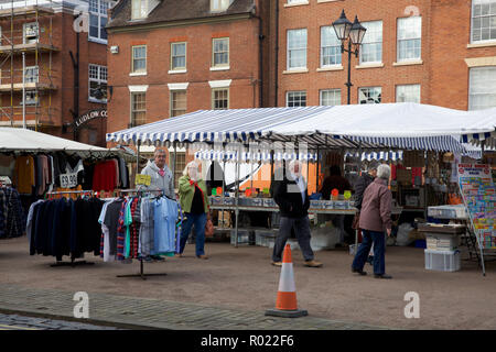 Ludlow, Großbritannien. 31. Oktober, 2018. Blauer Himmel über Ludlow am Markttag. Ludlow ist eine Stadt in Shropshire, England, 28 Meilen südlich von Shrewsbury und 23 Meilen nördlich von Hereford über den Main A49 Road, die die Stadt umgeht. Mit einer Bevölkerung von etwa 11.000, Ludlow ist die größte Stadt in South Shropshire. Credit: Keith Larby/Alamy leben Nachrichten Stockfoto