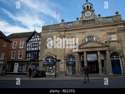 Ludlow, Großbritannien. 31. Oktober, 2018. Blauer Himmel über Ludlow am Markttag. Ludlow ist eine Stadt in Shropshire, England, 28 Meilen südlich von Shrewsbury und 23 Meilen nördlich von Hereford über den Main A49 Road, die die Stadt umgeht. Mit einer Bevölkerung von etwa 11.000, Ludlow ist die größte Stadt in South Shropshire. Credit: Keith Larby/Alamy leben Nachrichten Stockfoto