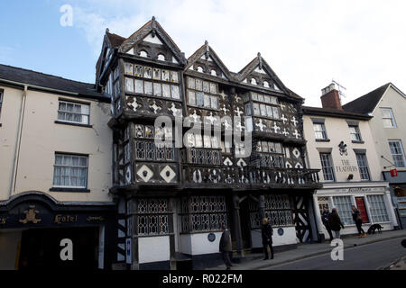 Ludlow, Großbritannien. 31. Oktober, 2018. Blauer Himmel über Ludlow am Markttag. Ludlow ist eine Stadt in Shropshire, England, 28 Meilen südlich von Shrewsbury und 23 Meilen nördlich von Hereford über den Main A49 Road, die die Stadt umgeht. Mit einer Bevölkerung von etwa 11.000, Ludlow ist die größte Stadt in South Shropshire. Credit: Keith Larby/Alamy leben Nachrichten Stockfoto