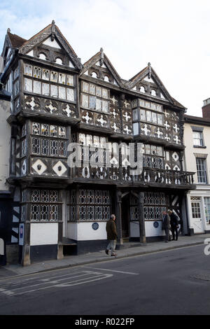 Ludlow, Großbritannien. 31. Oktober, 2018. Blauer Himmel über Ludlow am Markttag. Ludlow ist eine Stadt in Shropshire, England, 28 Meilen südlich von Shrewsbury und 23 Meilen nördlich von Hereford über den Main A49 Road, die die Stadt umgeht. Mit einer Bevölkerung von etwa 11.000, Ludlow ist die größte Stadt in South Shropshire. Credit: Keith Larby/Alamy leben Nachrichten Stockfoto