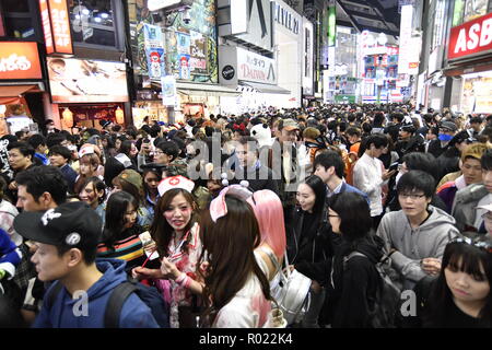 Shibuya, Tokio, Japan. 31 Okt, 2018. Menschen in Tracht feiern Halloween in Shibuya in Tokio, Japan am 31. Oktober 2018. Quelle: LBA/Alamy leben Nachrichten Stockfoto