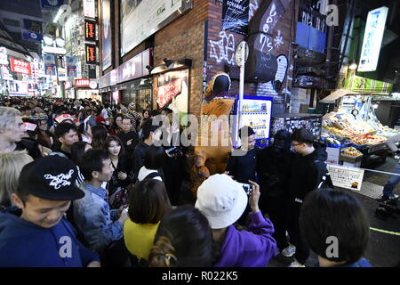 Shibuya, Tokio, Japan. 31 Okt, 2018. Menschen in Tracht feiern Halloween in Shibuya in Tokio, Japan am 31. Oktober 2018. Quelle: LBA/Alamy leben Nachrichten Stockfoto