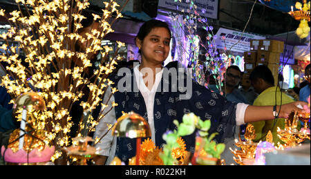New Delhi, Indien. 31 Okt, 2018. Eine Frau kauft Beleuchtung Dekoration der Vorbereitung für die bevorstehende Diwali Festival am Chandni Chowk Markt in Neu Delhi, Indien, Okt. 31, 2018. Credit: Zhang Naijie/Xinhua/Alamy leben Nachrichten Stockfoto
