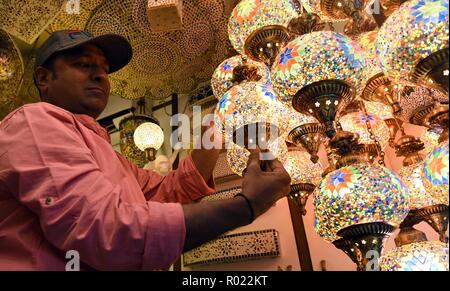New Delhi, Indien. 31 Okt, 2018. Ein Mann kauft Beleuchtung Dekoration der Vorbereitung für die bevorstehende Diwali Festival am Chandni Chowk Markt in Neu Delhi, Indien, Okt. 31, 2018. Credit: Zhang Naijie/Xinhua/Alamy leben Nachrichten Stockfoto