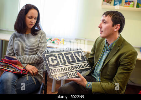 Chuguiiv, Ukraine. 30 Okt, 2018. Svitlana Manuylova (L-R), IDP und Kinderbuchautor und Ivan Chubukin, Leiter des Jugendzentrums der Stadt, mit den Journalisten über das Projekt und die Arbeit in die City Talk am Zentrum für Kinder und Jugendliche. Nach Auseinandersetzungen zwischen dem Ukrainischen Militär- und pro-russische Separatisten im Osten der Ukraine, viele Häuser und Infrastruktur wurden stark beschädigt und teilweise renoviert und umgebaut von der deutschen Entwicklungshilfe. Credit: Gregor Fischer/dpa/Alamy leben Nachrichten Stockfoto