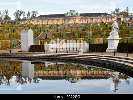 Potsdam, Deutschland. 01 Nov, 2018. Das Schloss von Sanssouci ist in den Teich von Brunnen im Erdgeschoss des Park wider. Der Skulpturen im Park werden zurzeit in Häuser gebaut, um sie von den Auswirkungen des Winters zu schützen. Foto: Bernd Settnik/dpa-Zentralbild/dpa/Alamy leben Nachrichten Stockfoto