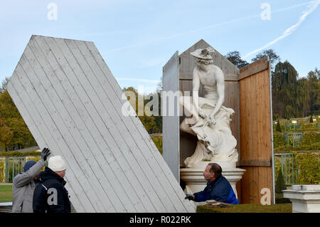 Potsdam, Deutschland. 01 Nov, 2018. Schreiner Haus die Skulpturen im Erdgeschoss vor dem Schloss Sanssouci. Die Skulpturen im Park sind daher vom Winter Einflüsse geschützt. Foto: Bernd Settnik/dpa-Zentralbild/dpa/Alamy leben Nachrichten Stockfoto