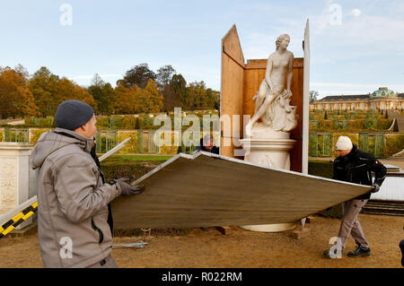 Potsdam, Deutschland. 01 Nov, 2018. Schreiner Haus die Skulpturen im Erdgeschoss vor dem Schloss Sanssouci. Die Skulpturen im Park sind daher vom Winter Einflüsse geschützt. Foto: Bernd Settnik/dpa-Zentralbild/dpa/Alamy leben Nachrichten Stockfoto