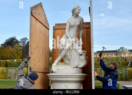 Potsdam, Deutschland. 01 Nov, 2018. Schreiner Haus die Skulpturen im Erdgeschoss vor dem Schloss Sanssouci. Die Skulpturen im Park sind daher vom Winter Einflüsse geschützt. Foto: Bernd Settnik/dpa-Zentralbild/dpa/Alamy leben Nachrichten Stockfoto