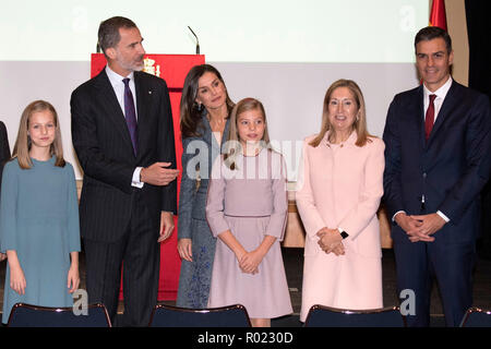 Madrid, Spanien. 31 Okt, 2018. Prinzessin Leonor von Spanien, König Felipe VI. Spanien, König Letizia von Spanien, Prinzessin Sofia von Spanien, Ana Pastor und Pedro Sanchez bei der Lektüre der Constitución Española anlässlich des 40. Jahrestages der spanischen Verfassung im Instituto Cervantes. Madrid, 31.10.2018 | Verwendung der weltweiten Kredit: dpa/Alamy leben Nachrichten Stockfoto