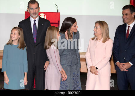 Madrid, Spanien. 31 Okt, 2018. Prinzessin Leonor von Spanien, König Felipe VI. Spanien, König Letizia von Spanien, Prinzessin Sofia von Spanien, Ana Pastor und Pedro Sanchez bei der Lektüre der Constitución Española anlässlich des 40. Jahrestages der spanischen Verfassung im Instituto Cervantes. Madrid, 31.10.2018 | Verwendung der weltweiten Kredit: dpa/Alamy leben Nachrichten Stockfoto