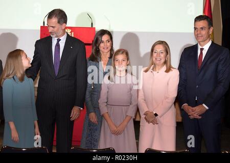 Madrid, Spanien. 31 Okt, 2018. Prinzessin Leonor von Spanien, König Felipe VI. Spanien, König Letizia von Spanien, Prinzessin Sofia von Spanien, Ana Pastor und Pedro Sanchez bei der Lektüre der Constitución Española anlässlich des 40. Jahrestages der spanischen Verfassung im Instituto Cervantes. Madrid, 31.10.2018 | Verwendung der weltweiten Kredit: dpa/Alamy leben Nachrichten Stockfoto