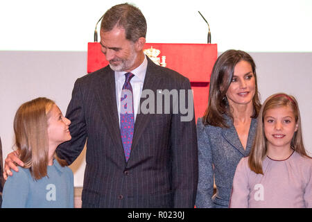 Madrid, Spanien. 31 Okt, 2018. Prinzessin Leonor von Spanien, König Felipe VI. von Spanien, der Königin Letizia von Spanien und Prinzessin Sofia von Spanien an die Lesung der Constitución Española anlässlich des 40. Jahrestages der spanischen Verfassung im Instituto Cervantes. Madrid, 31.10.2018 | Verwendung der weltweiten Kredit: dpa/Alamy leben Nachrichten Stockfoto