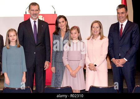 Madrid, Spanien. 31 Okt, 2018. Prinzessin Leonor von Spanien, König Felipe VI. Spanien, König Letizia von Spanien, Prinzessin Sofia von Spanien, Ana Pastor und Pedro Sanchez bei der Lektüre der Constitución Española anlässlich des 40. Jahrestages der spanischen Verfassung im Instituto Cervantes. Madrid, 31.10.2018 Quelle: dpa/Alamy leben Nachrichten Stockfoto