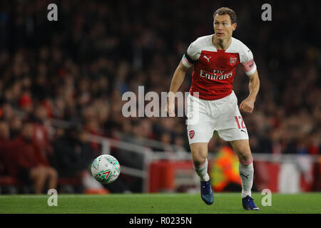 London, Großbritannien. 31 Okt, 2018. Stephan Lichtsteiner von Arsenal Arsenal v Blackpool, Carabao WM-Vierte Runde, Emirates Stadium, London (Holloway) - 31. Oktober 2018 STRENG REDAKTIONELLE NUR VERWENDEN - DataCo Regeln gelten - Die Verwendung dieses Bildes in einem kommerziellen Kontext ist verboten, es sei denn, eine ausdrückliche Genehmigung durch den Verein(e) erhalten hat. Beispiele für kommerzielle Nutzung beinhalten, sind aber nicht mit den Wetten und Spiele, Marketing und Werbung Produkte beschränkt. Keine Verwendung mit nicht autorisierten Audio-, Video-, Daten-, Spielpläne, Club und oder Liga Logos oder Dienstleistungen einschließlich der aufgeführten Stockfoto