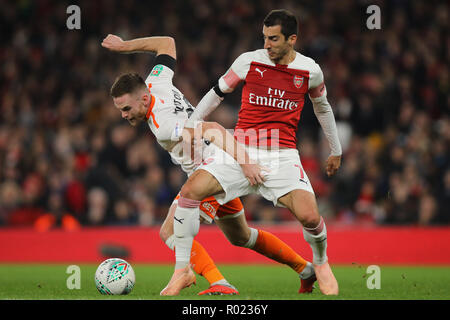 London, Großbritannien. 31 Okt, 2018. Henrikh Mkhitaryan von Arsenal und Oliver Turton von Blackpool Kampf um den Ball - Arsenal v Blackpool, Carabao WM-Vierte Runde, Emirates Stadium, London (Holloway) - 31. Oktober 2018 STRENG REDAKTIONELLE NUR VERWENDEN - DataCo Regeln gelten - Die Verwendung dieses Bildes in einem kommerziellen Kontext streng verboten ist ohne ausdrückliche Genehmigung durch den Verein(e) erhalten hat. Beispiele für kommerzielle Nutzung beinhalten, sind aber nicht mit den Wetten und Spiele, Marketing und Werbung Produkte beschränkt. Keine Verwendung mit nicht autorisierten Audio-, Video-, Daten-, Spielpläne, Club und oder Stockfoto