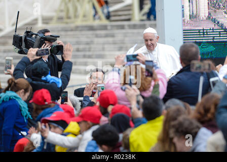 Vatikan. 31 Okt, 2018. Papst Franziskus während seiner Generalaudienz am Mittwoch in der St. Peter's Square, im Vatikan am 31. Oktober 2018 Credit: Sylvia Loking/Alamy leben Nachrichten Stockfoto