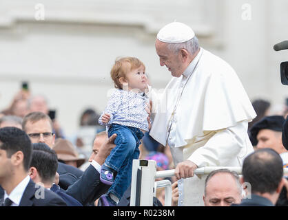 Vatikan. 31 Okt, 2018. Papst Franziskus während seiner Generalaudienz am Mittwoch in der St. Peter's Square, im Vatikan am 31. Oktober 2018 Credit: Sylvia Loking/Alamy leben Nachrichten Stockfoto