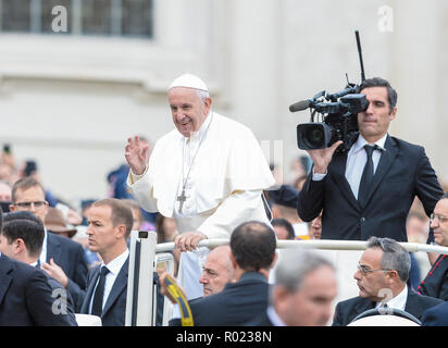 Vatikan. 31 Okt, 2018. Papst Franziskus während seiner Generalaudienz am Mittwoch in der St. Peter's Square, im Vatikan am 31. Oktober 2018 Credit: Sylvia Loking/Alamy leben Nachrichten Stockfoto