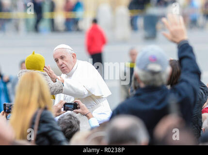 Vatikan. 31 Okt, 2018. Papst Franziskus während seiner Generalaudienz am Mittwoch in der St. Peter's Square, im Vatikan am 31. Oktober 2018 Credit: Sylvia Loking/Alamy leben Nachrichten Stockfoto