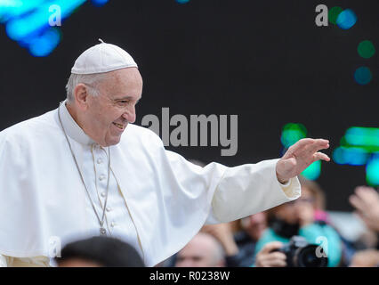 Vatikan. 31 Okt, 2018. Papst Franziskus während seiner Generalaudienz am Mittwoch in der St. Peter's Square, im Vatikan am 31. Oktober 2018 Credit: Sylvia Loking/Alamy leben Nachrichten Stockfoto