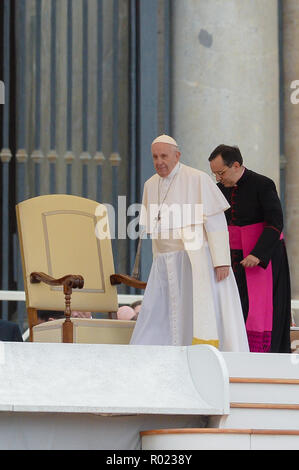 Vatikan. 31 Okt, 2018. Papst Franziskus während seiner Generalaudienz am Mittwoch in der St. Peter's Square, im Vatikan am 31. Oktober 2018 Credit: Sylvia Loking/Alamy leben Nachrichten Stockfoto