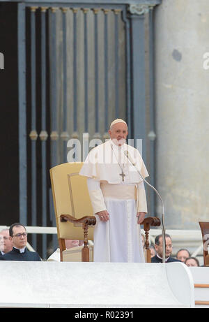 Vatikan. 31 Okt, 2018. Papst Franziskus während seiner Generalaudienz am Mittwoch in der St. Peter's Square, im Vatikan am 31. Oktober 2018 Credit: Sylvia Loking/Alamy leben Nachrichten Stockfoto