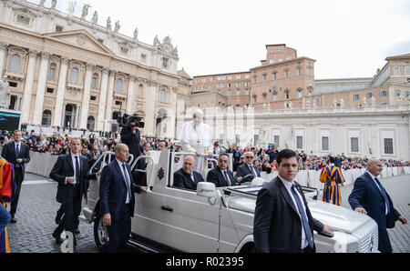 Vatikan. 31 Okt, 2018. Papst Franziskus während seiner Generalaudienz am Mittwoch in der St. Peter's Square, im Vatikan am 31. Oktober 2018 Credit: Sylvia Loking/Alamy leben Nachrichten Stockfoto