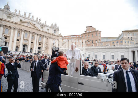 Vatikan. 31 Okt, 2018. Papst Franziskus während seiner Generalaudienz am Mittwoch in der St. Peter's Square, im Vatikan am 31. Oktober 2018 Credit: Sylvia Loking/Alamy leben Nachrichten Stockfoto