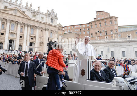 Vatikan. 31 Okt, 2018. Papst Franziskus während seiner Generalaudienz am Mittwoch in der St. Peter's Square, im Vatikan am 31. Oktober 2018 Credit: Sylvia Loking/Alamy leben Nachrichten Stockfoto