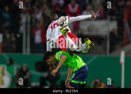 Köln, 31. Oktober 2018, DFB-Pokal, FC Koeln - FC Schalke 04: Sehrou Guirassy (Koeln), Alessandro Andre Schöpf (S04) im Wettbewerb. Credit: Jürgen Schwarz/Alamy Leben Nachrichten DFB-Bestimmungen verbieten die Verwendung von Fotografien als BILDSEQUENZEN UND/ODER QUASI-Video Quelle: Juergen Schwarz/Alamy leben Nachrichten Stockfoto