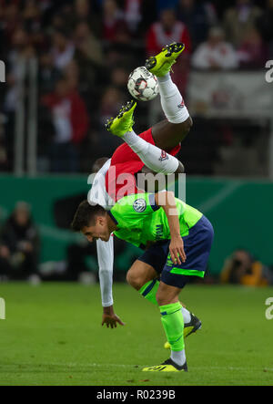 Köln, 31. Oktober 2018, DFB-Pokal, FC Koeln - FC Schalke 04: Sehrou Guirassy (Koeln), Alessandro Andre Schöpf (S04) im Wettbewerb. Credit: Jürgen Schwarz/Alamy Leben Nachrichten DFB-Bestimmungen verbieten die Verwendung von Fotografien als BILDSEQUENZEN UND/ODER QUASI-Video Quelle: Juergen Schwarz/Alamy leben Nachrichten Stockfoto