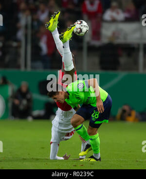 Köln, 31. Oktober 2018, DFB-Pokal, FC Koeln - FC Schalke 04: Sehrou Guirassy (Koeln), Alessandro Andre Schöpf (S04) im Wettbewerb. Credit: Jürgen Schwarz/Alamy Leben Nachrichten DFB-Bestimmungen verbieten die Verwendung von Fotografien als BILDSEQUENZEN UND/ODER QUASI-Video Quelle: Juergen Schwarz/Alamy leben Nachrichten Stockfoto