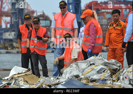 Jakarta, Indonesien. 1 Nov, 2018. United States' National Transportation Safety Board (Ntsb) und Indonesiens National Transportation Safety Committee (KNKT) Beamten prüfen die Trümmer des abgestürzten Lion Air JT610 während ihrer Untersuchung der Luft Flugzeugabsturz im Tanjung Priok Hafen, Jakarta, Indonesien, November 1, 2018. Indonesien's National Transportation Safety Committee (KNKT) hat eine geschlossene Tür treffen hier mit Vertretern des abgestürzten Flugzeug Hersteller, Boeing, und den Beamten des National Transportation Safety Board der USA (NTSB) über den Absturz der Lion Air statt Stockfoto