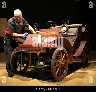 Bonhams, London, Großbritannien, 1. November 2018 - ein Handwerker poliert 1904 Cadillac Modell A 6 ½HP hinten - Eingang tonneau (Est £ 65.000 - 75.000) Veteran Kraftfahrzeuge auf Anzeige bei Bonhams, bevor Sie in die älteste fahrende Event in der Welt, das London Brighton Run am Sonntag, den 4. November. Credit: Dinendra Haria/Alamy leben Nachrichten Stockfoto