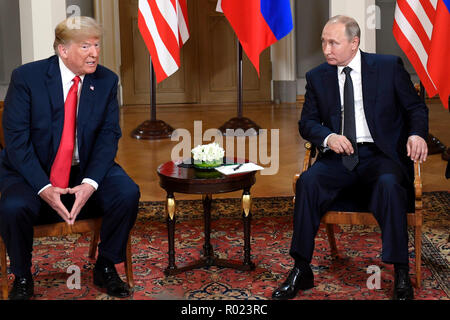 Peking, Finnland. 16. Juli 2018. Us-Präsident Donald Trump (L) trifft mit dem russischen Präsidenten Wladimir Putin in Helsinki, Finnland, am 16. Juli 2018. Credit: Lehtikuva/Heikki Saukkomaa/Xinhua/Alamy leben Nachrichten Stockfoto