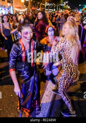 Los Angeles, Kalifornien, USA. 31. Oktober, 2018. Halloween Revellers im Kostüm an der West Hollywood Halloween Kostüm Karneval in Los Angeles, USA, am Okt. 31, 2018. (Xinhua / Zhao Hanrong) (yk) Quelle: Xinhua/Alamy leben Nachrichten Stockfoto