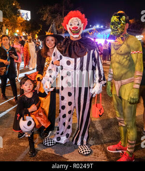 Los Angeles, Kalifornien, USA. 31. Oktober, 2018. Halloween Revellers im Kostüm an der West Hollywood Halloween Kostüm Karneval in Los Angeles, USA, am Okt. 31, 2018. (Xinhua / Zhao Hanrong) (yk) Quelle: Xinhua/Alamy leben Nachrichten Stockfoto