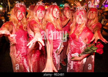 Los Angeles, Kalifornien, USA. 31. Oktober, 2018. Halloween Revellers im Kostüm an der West Hollywood Halloween Kostüm Karneval in Los Angeles, USA, am Okt. 31, 2018. (Xinhua / Zhao Hanrong) (yk) Quelle: Xinhua/Alamy leben Nachrichten Stockfoto