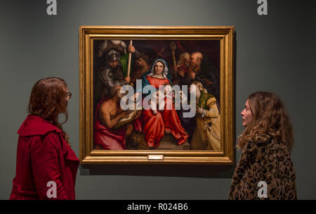 National Gallery, London, UK. 1. November 2018. In Venedig und der venezianischen Schule, die Renaissance Portrait Maler Lorenzo Lotto viel gereist und in verschiedenen Teilen Italiens geboren, arbeitete vor allem Treviso, Bergamo, Venedig, und der italienischen Marken. Die Ausstellung läuft vom 5. November 2018 - 10 Feb 2019. Bild: Madonna mit Kind und Heiligen Hieronymus, George, Sebastian, Nikolaus von Bari, Anthony Abt und Katharina von Alexandria, 1524. Galerie Nazionali d'Arte Antica di Roma. Credit: Malcolm Park/Alamy Leben Nachrichten. Stockfoto